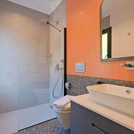 Gaia House 1 Vilă *
